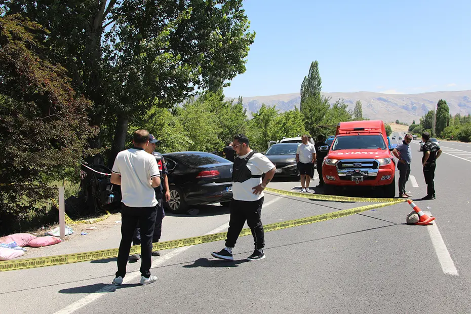 Malatya'da Ağaca Çarpan Otomobilde 2 Kişi Hayatını Kaybetti, 4 Ağır Yaralı