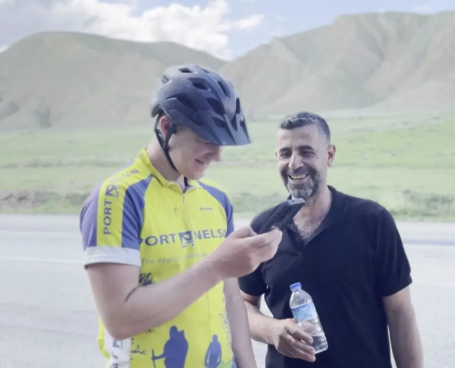 Erzurum'da İngiliz Turist ile Yöre Halkının Yapay Zeka Destekli Gülümseten Sohbeti