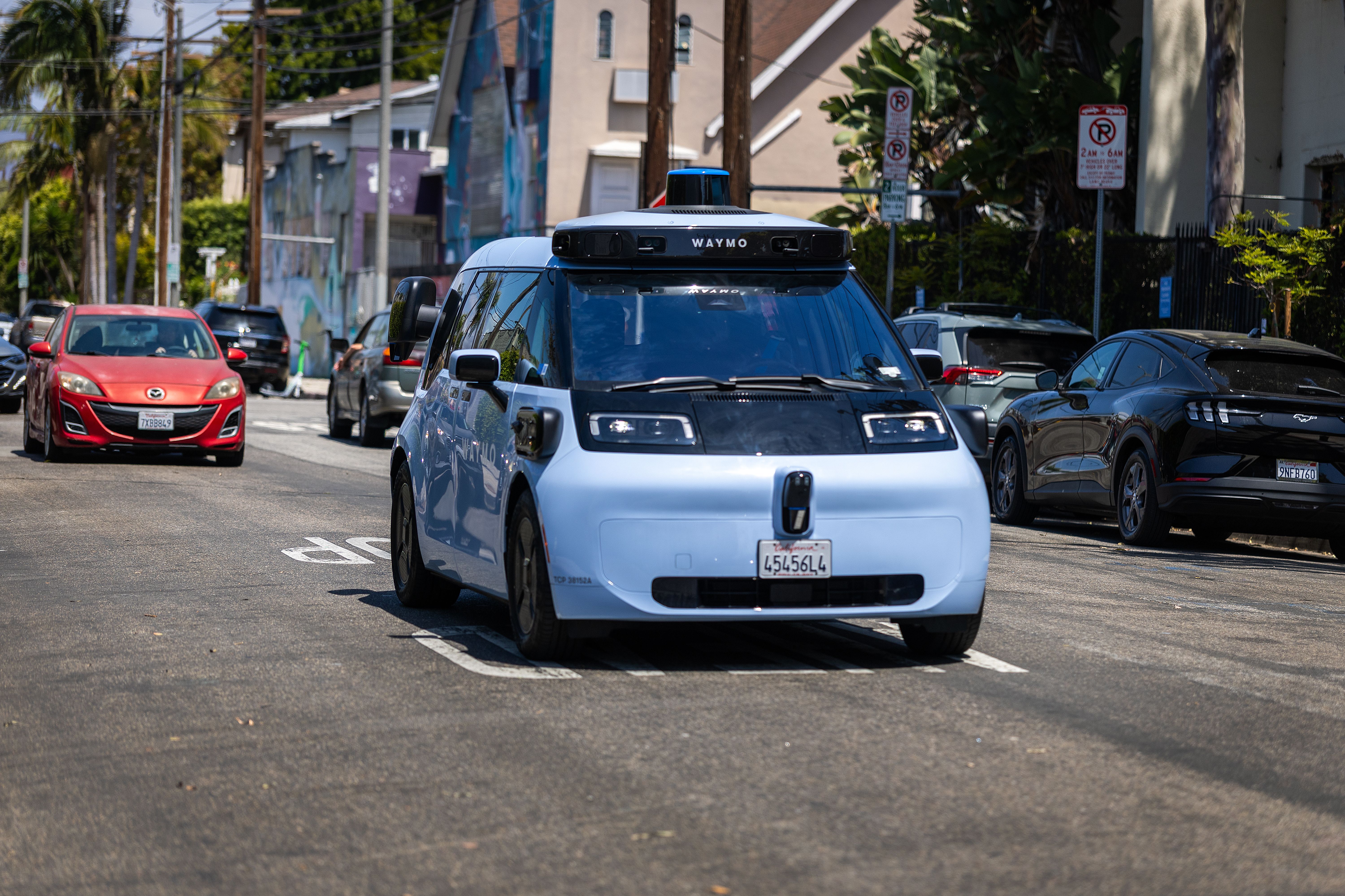 Waymo'nun Yeni Robotaksileri Kaliforniya'daki Düzenlemeler Nedeniyle Şimdilik Ücretsiz