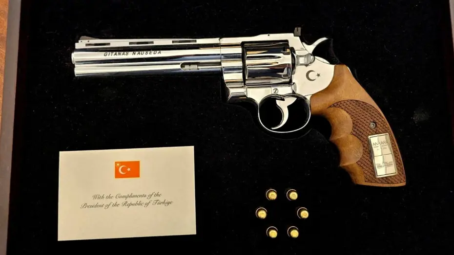 Cumhurbaşkanı Erdoğan'ın NATO Liderlerine Hediye Ettiği 'Gümüşay' Revolverin Fotoğrafları Ortaya Çıktı