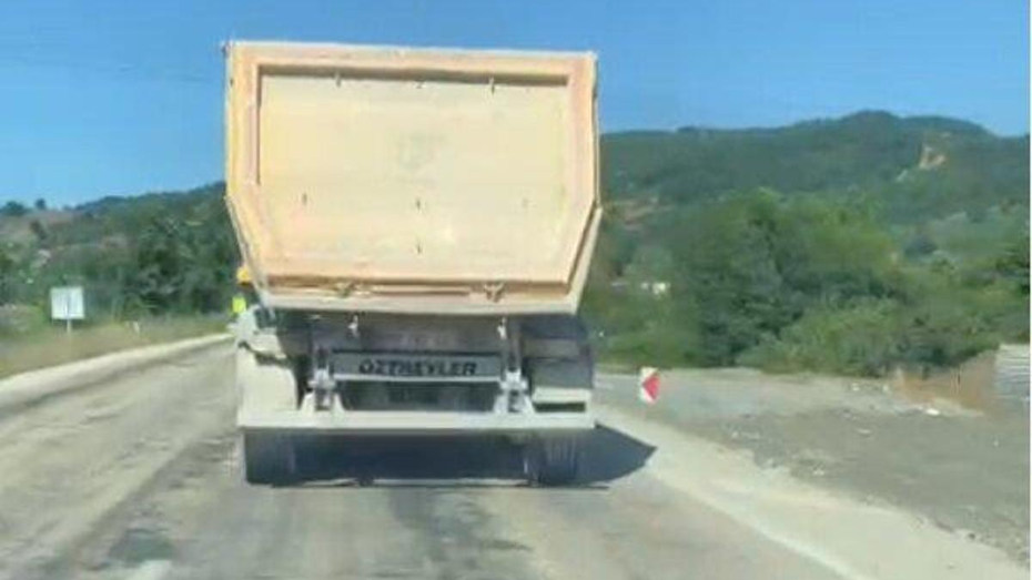 Düzce'de Korku Dolu Anlar: Hafriyat Kamyonundan Düşen Taş Otomobilin Camını Parçaladı