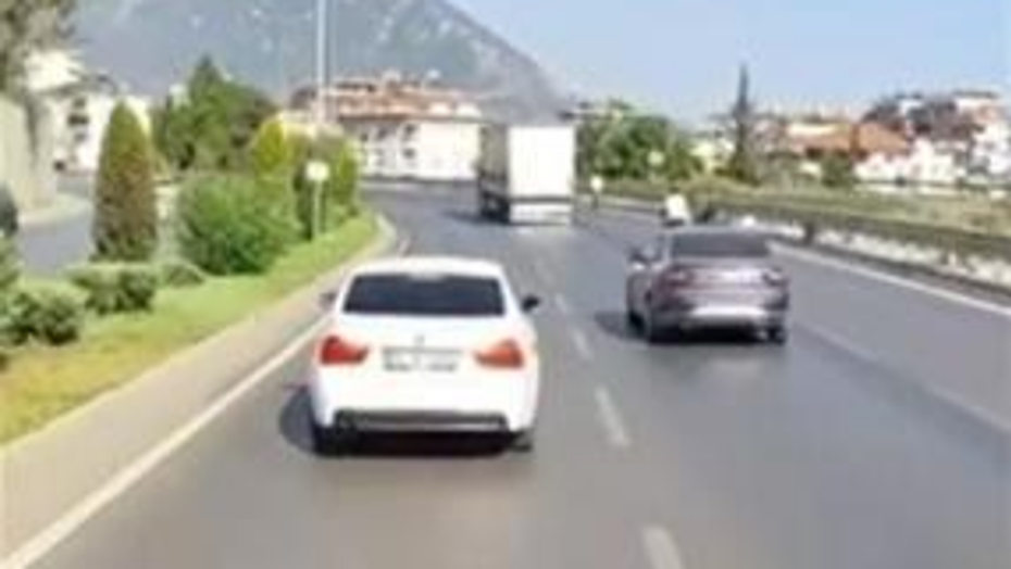 Antalya'da İtfaiyeye Yol Vermeyen Sürücüye Ağır Ceza: Araç Trafikten Men Edildi