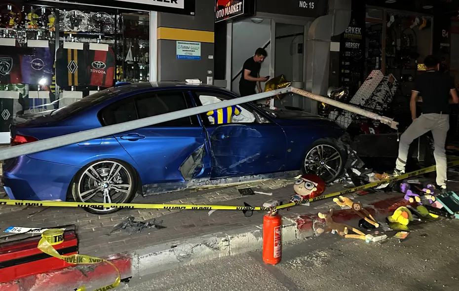 Uşak'ta Kontrolden Çıkan Otomobil Yayaların Arasına Daldı: 4 Yaralı