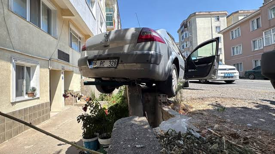 Tekirdağ'da İlginç Kaza: El Freni Unutulan Otomobil İstinat Duvarında Askıda Kaldı