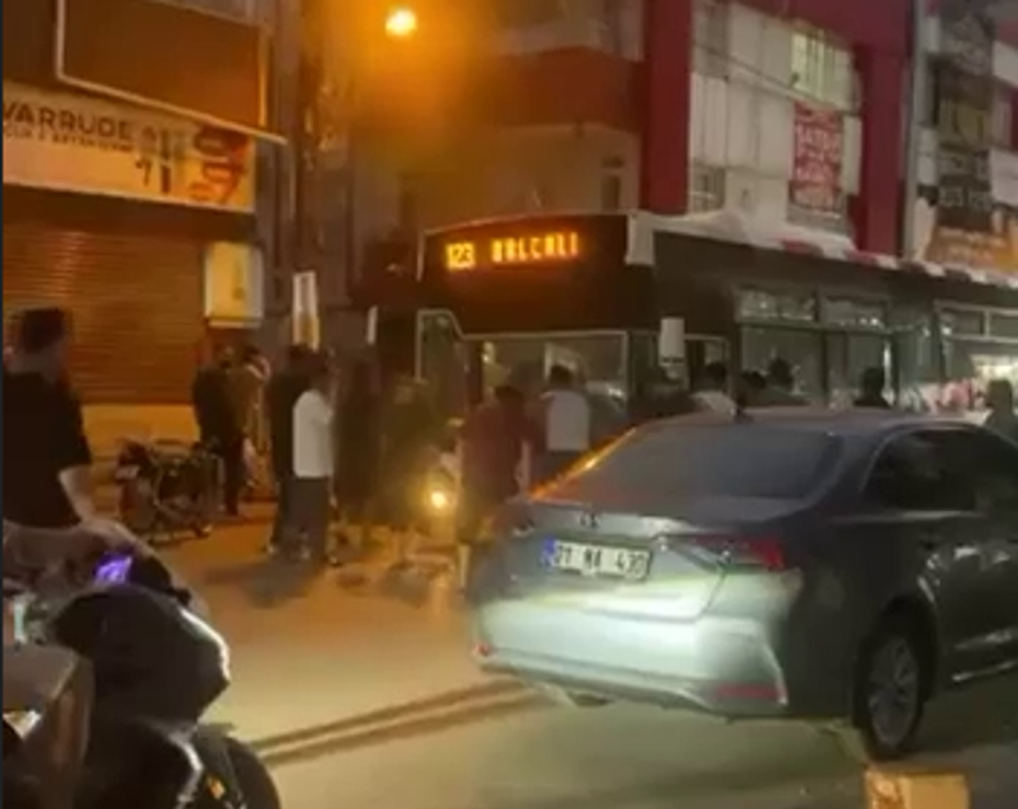 Adana'da Halk Otobüsü Şoförüne Saldırı: 10 Kişilik Grup Camdan İçeri Girdi