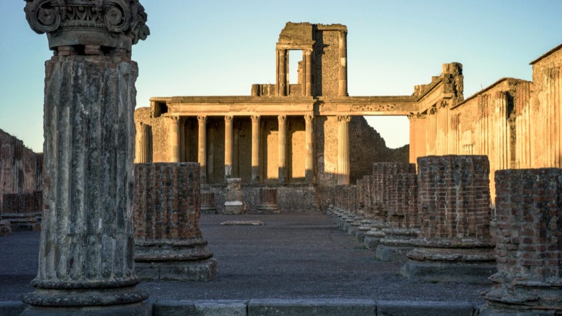 Tom Hiddleston, Yeni Belgesel Serisiyle Pompeii'nin Son Günlerine Işık Tutuyor