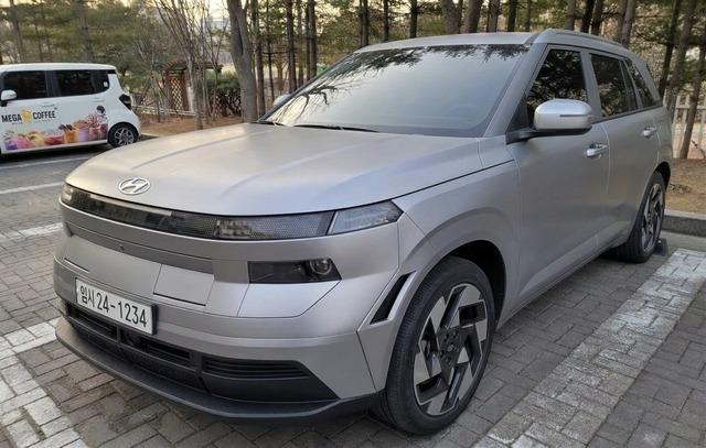 Yeni Hyundai Kona Tasarımı Sızdırıldı: Daha Köşeli Hatlar ve Android Automotive Desteği