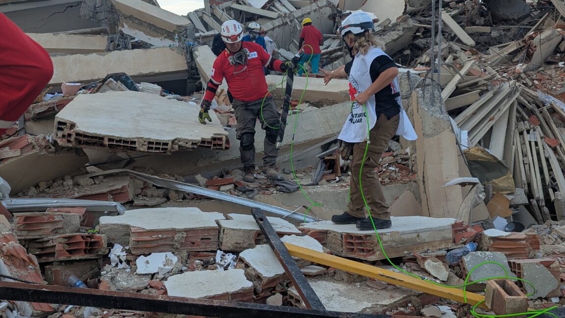 Venezuela Depreminde Enkaz Altındaki Hayatları Yılan Robotlar Aradı