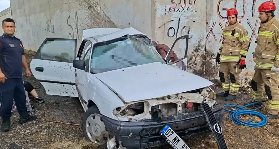 Bursa'da Feci Kaza: Otomobil Beton Duvara Çarptı, 3 Kişi Hayatını Kaybetti