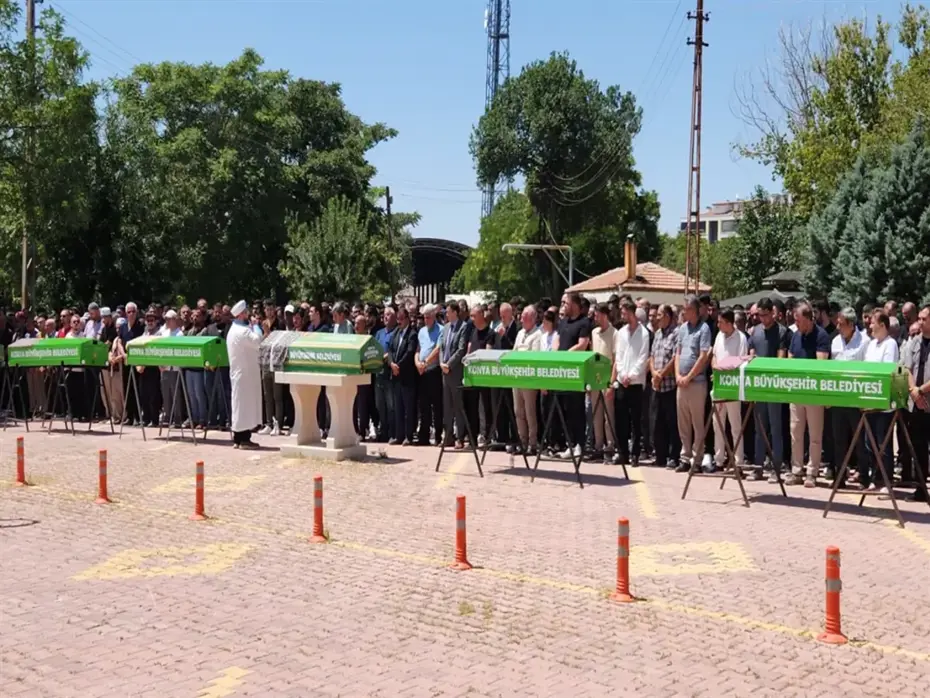 Antalya'da Uçuruma Yuvarlanan Araçta Hayatını Kaybeden 5 Kişi Toprağa Verildi