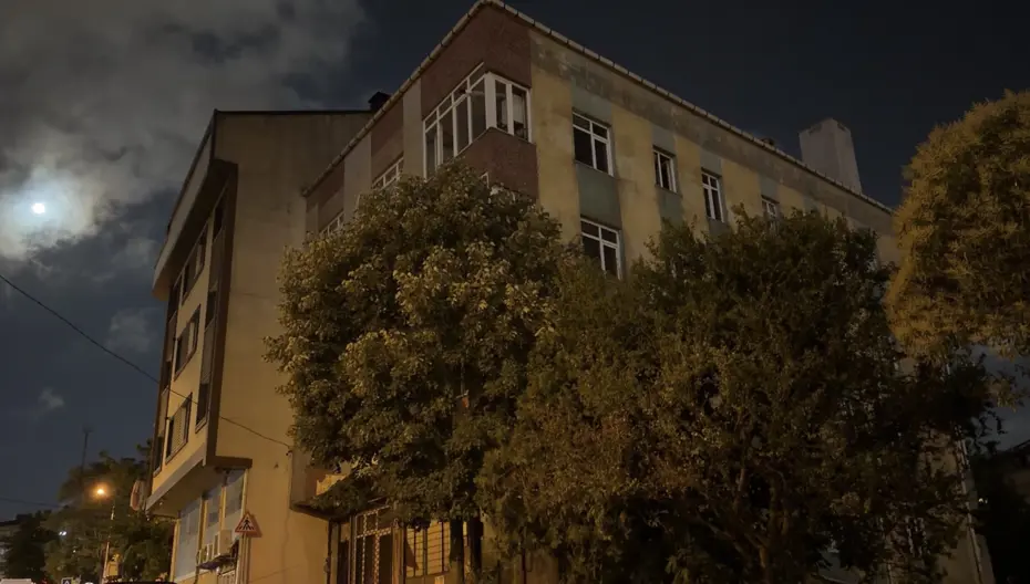 İstanbul'da Gürültü Tartışması Kanlı Bitti: Aynı Aileden Üç Kişi Ağır Yaralı