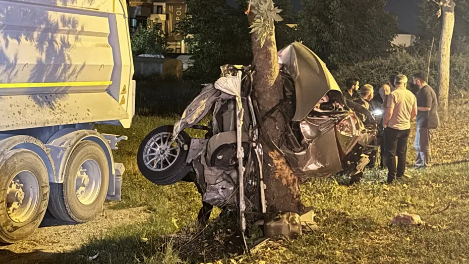 Sakarya'da Feci Kaza: Ağaca Çarpan Otomobil İkiye Bölündü