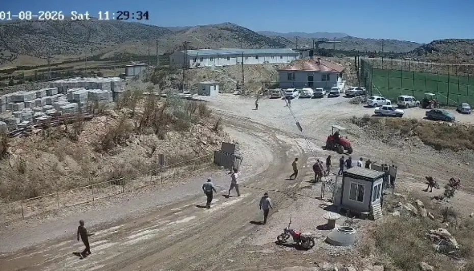 Malatya'da Husumetli Ailelerin Kavgası Kamerada: Traktörü Saldırganların Üzerine Sürdü