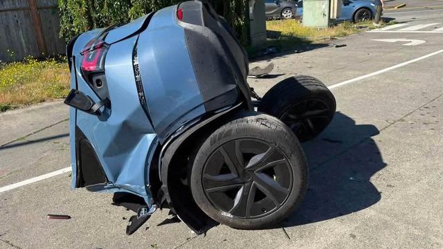 ABD'de FSD Modunda Olduğu İddia Edilen Tesla Kaza Sonucu İkiye Bölündü
