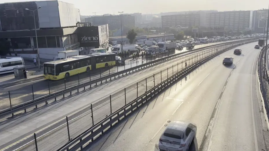 Küçükçekmece'de Feci Kaza: Otomobil İETT Otobüsüne Çarptı, 3 Kişi Hayatını Kaybetti