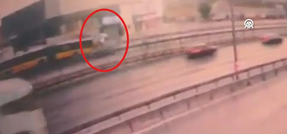 Küçükçekmece'de Feci Kaza: İETT Otobüsüne Çarpan Otomobildeki 3 Kişi Hayatını Kaybetti