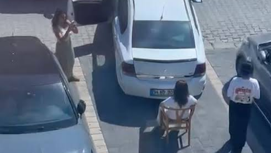 Yalova'da Park Krizi: Kafe Çalışanı Sandalyeyle Otomobilin Önünü Kesti