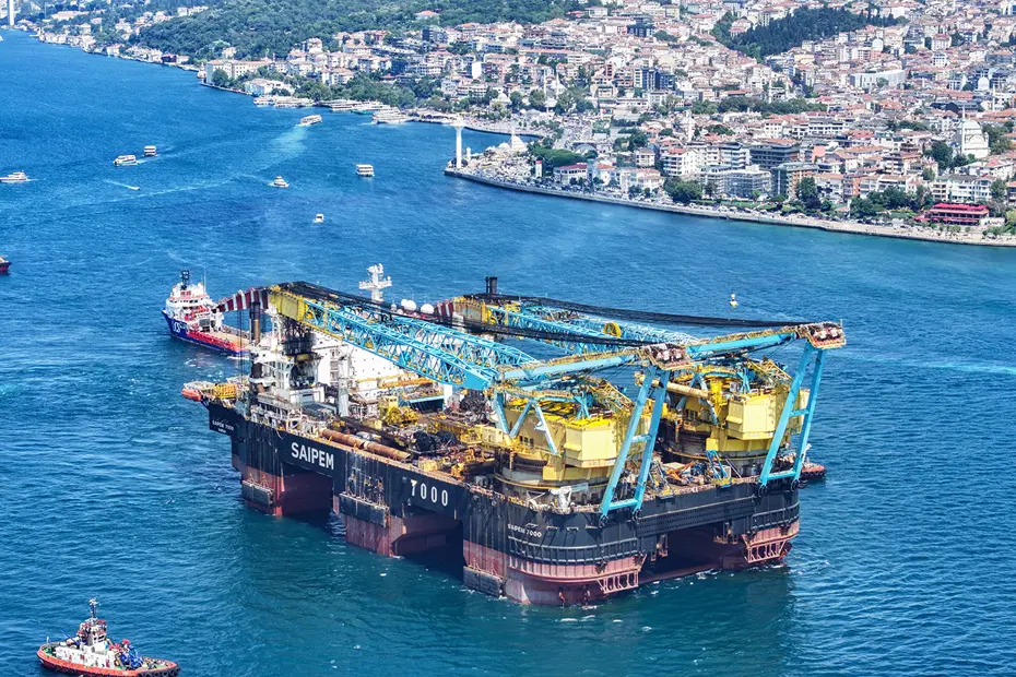 Dev Vinç Gemisi Saipem 7000 İstanbul Boğazı'ndan Geçti
