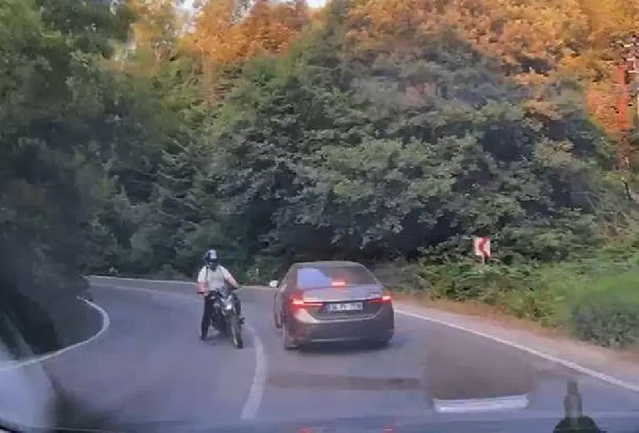 Bolu'da Virajı Alamayan Motosikletin Otomobile Çarpma Anı Kamerada