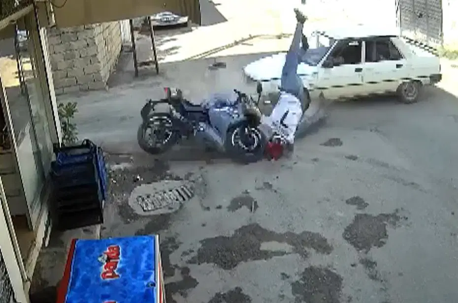 Adıyaman'da Motosiklet ve Otomobil Çarpıştı: Kaza Anı Kamerada