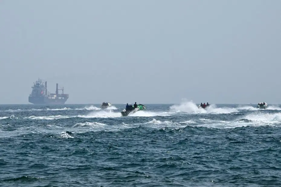 BAE'ye Ait İki Tanker Vuruldu: İran Hürmüz Boğazı'nı Kapattı