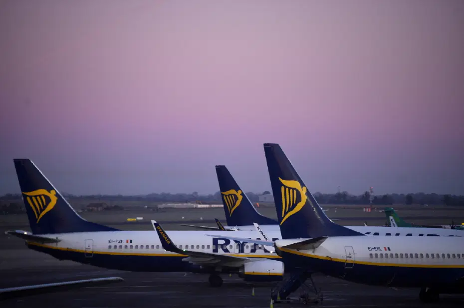 Ryanair Uçağında Dehşet: Kopan Motor Parçası Camı Kırdı, Yolcu Dışarı Çekildi
