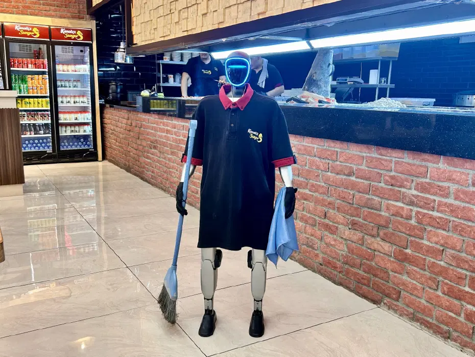 Ankara'da Restoranda İşe Başlayan Robot Garson 'Fiko' İlgi Odağı Oldu