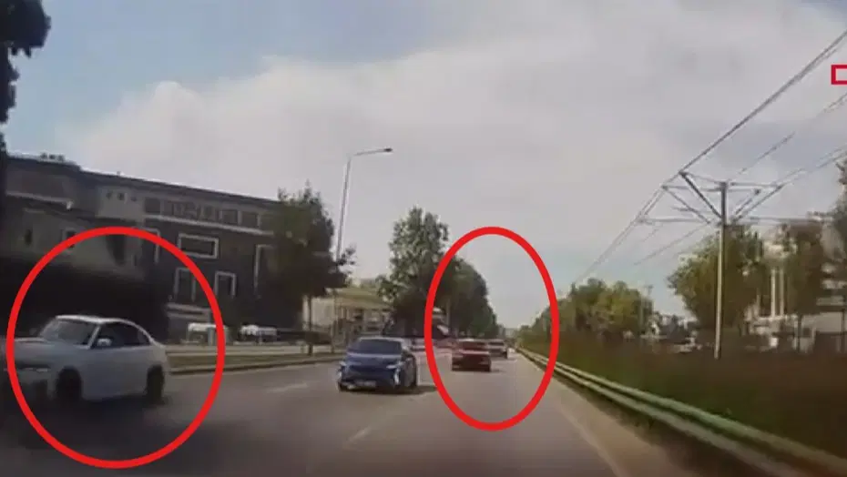 Bursa'da Tehlikeli Yarış: Makas Atan Otomobillerin Kaza Anı Kamerada