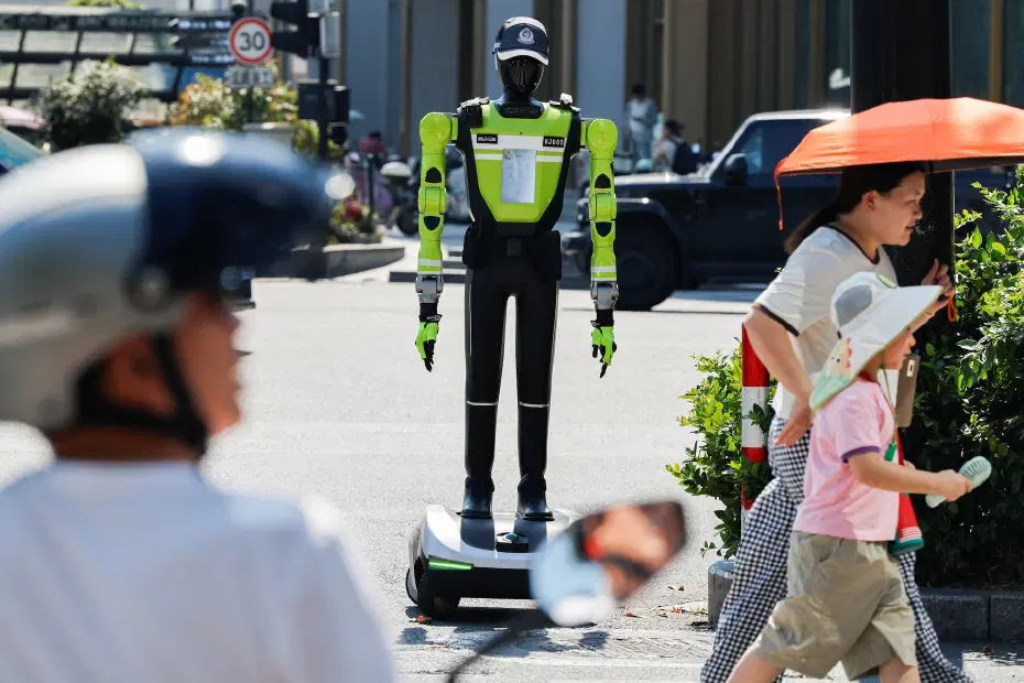 Çin'de Otonom Robot Polisler Trafik Denetimine Başladı: İhlallerde Yüzde 40 Düşüş
