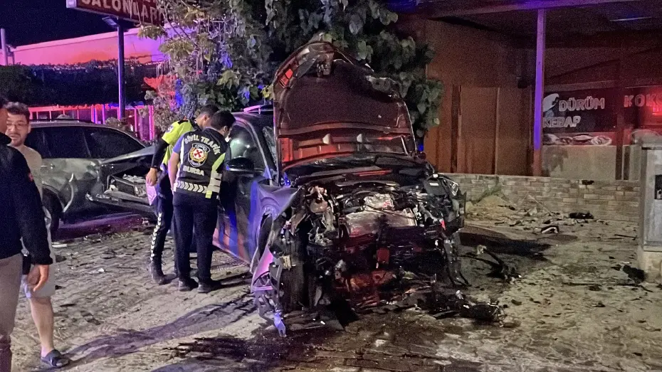 Bursa'da Feci Trafik Kazası: İki Otomobil Çarpıştı, 2 Kişi Hayatını Kaybetti