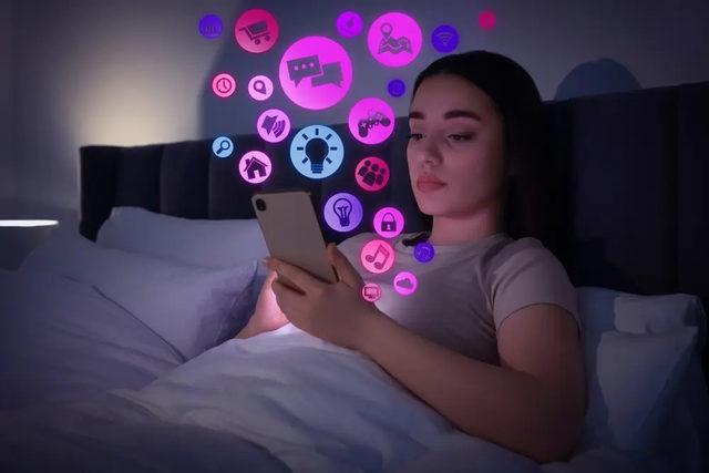 Kısa Videoların Sırrı Çözüldü: TikTok ve Reels Beynin Otokontrolünü Nasıl Devre Dışı Bırakıyor?