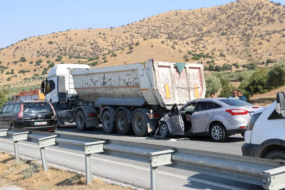 Aydın-Muğla Karayolunda Zincirleme Etki: Tıra Çarpan Otomobildeki Baba ve Kızı Ağır Yaralandı