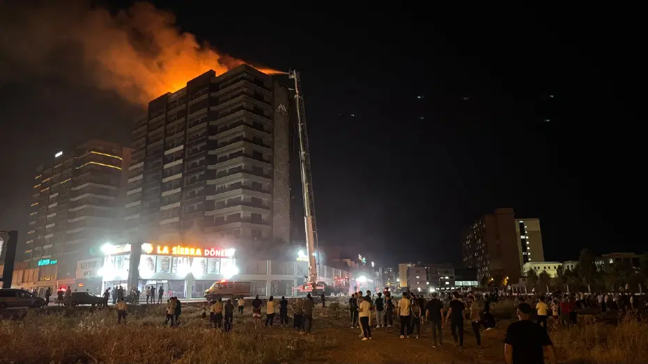 Diyarbakır'da Plaza Yangını: 3'ü İtfaiye Eri 5 Kişi Dumandan Etkilendi