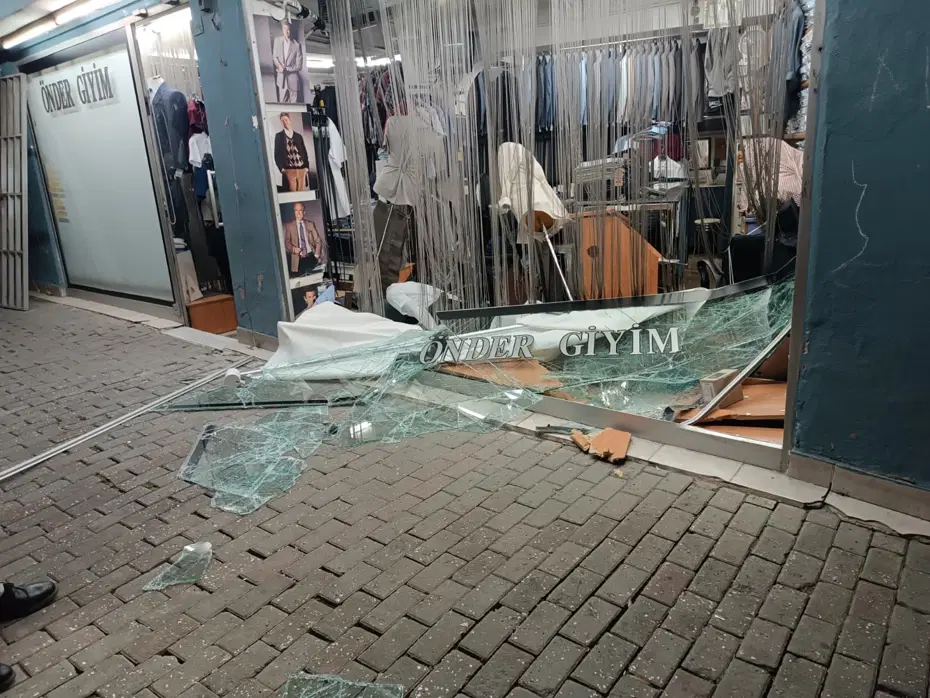 Bursa'da İnanılmaz Kaza: Otomobiliyle Mağazaya Dalan Sürücü Kaçtı