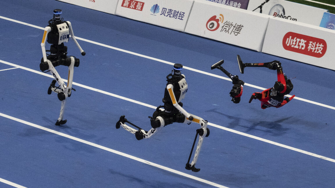 İnsansı Robot Olimpiyatlarında Robotlar Usain Bolt'un Rekorunu Kırdı Ama Alev Aldı