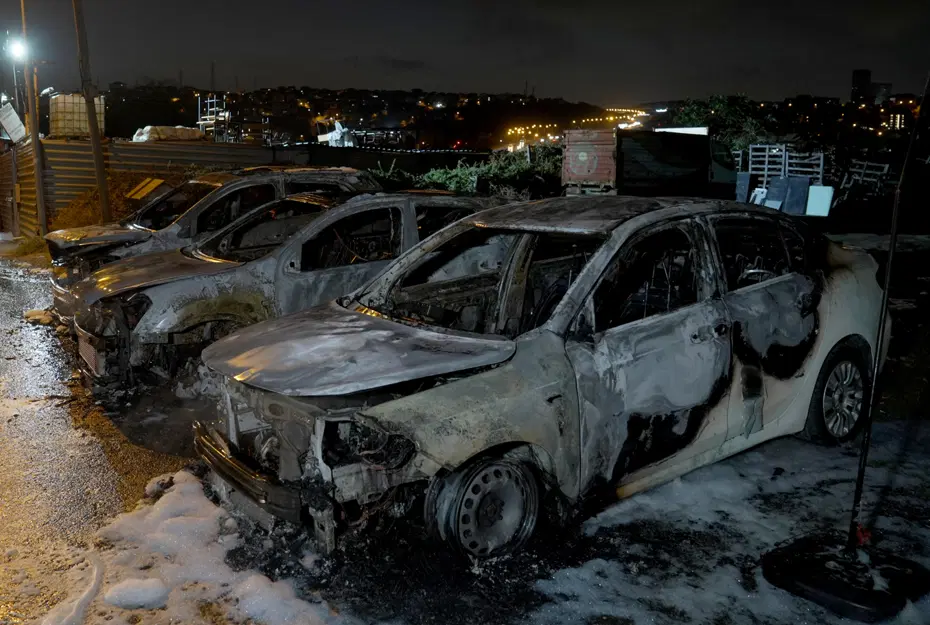 Avcılar'da Otomobil Galerisinde Yangın: 3 Araç Kül Oldu, Kundaklama Şüphesi Var