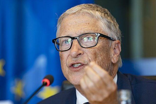 Bill Gates'ten Yapay Zeka Uyarısı: "Yavaşlama Lüksümüz Yok"