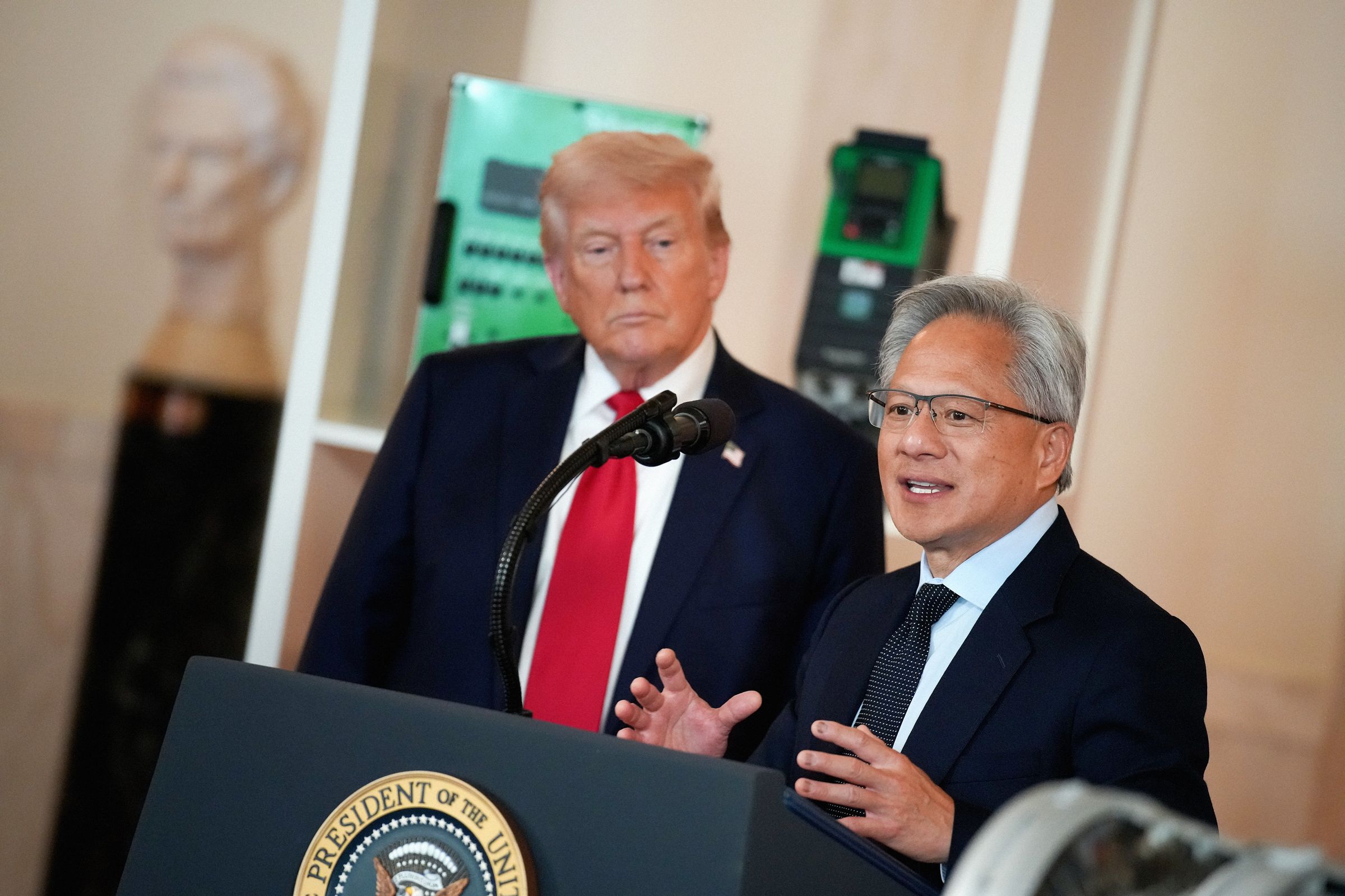 Nvidia CEO'su Jensen Huang, Şirket Toplantısında Trump'tan Telefon Aldı