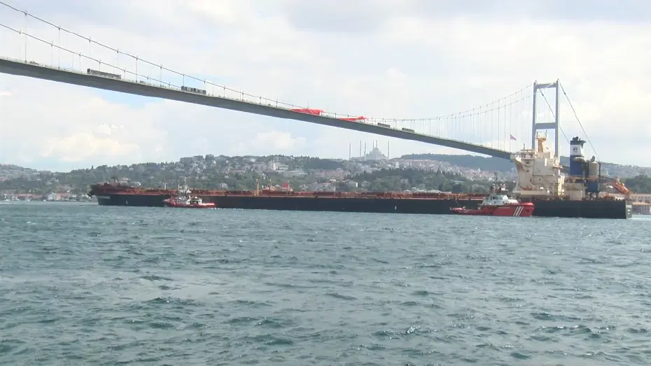 İstanbul Boğazı'nda Dev Gemi Mesaisi: Trafik Çift Yönlü Kapatıldı