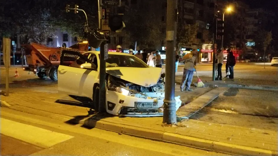 Bursa İnegöl'de İki Otomobil Çarpıştı: 7 Kişi Yaralandı