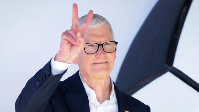 Apple'dan 15 Yıllık CEO'su Tim Cook'a Veda Videosu