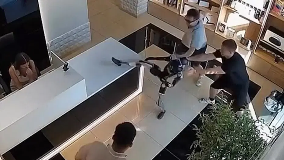 Rusya'da Kontrolden Çıkan İnsansı Robot Müşteriye Saldırdı