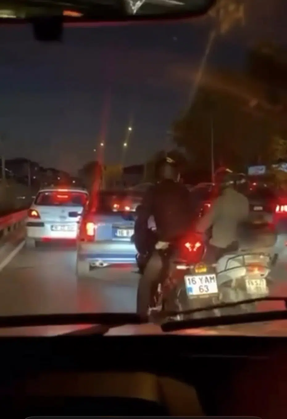 Bursa'da Trafik Gerginliği: Motosikletliler Otomobilin Etrafını Sardı