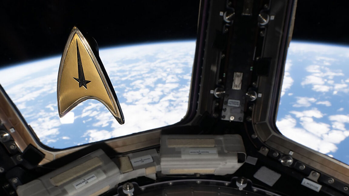 ISS Astronotu Sophie Adenot, Uzayda Star Trek'in 60. Yılını Kaptan Pike Rozetiyle Kutladı