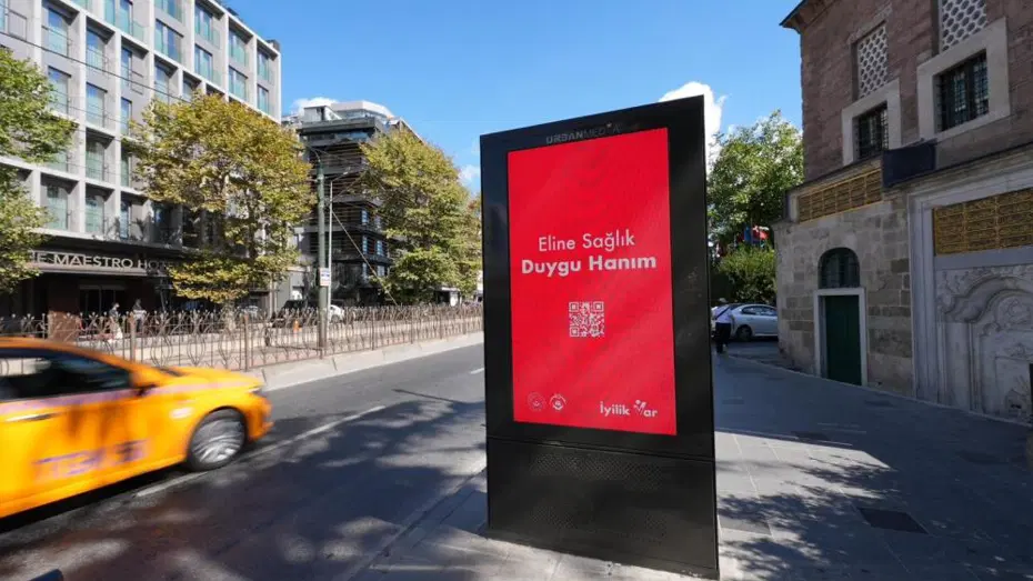 Şehirlerdeki Gizemli QR Kodların Sırrı Çözüldü: Aile Bakanlığı'ndan 'İyilik Var' Platformu