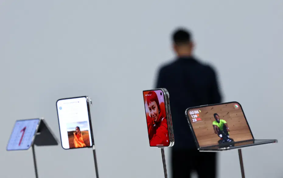 Apple İlk Katlanabilir Telefonu iPhone Duo'yu Tanıttı, Samsung Sosyal Medyada Dalga Geçti