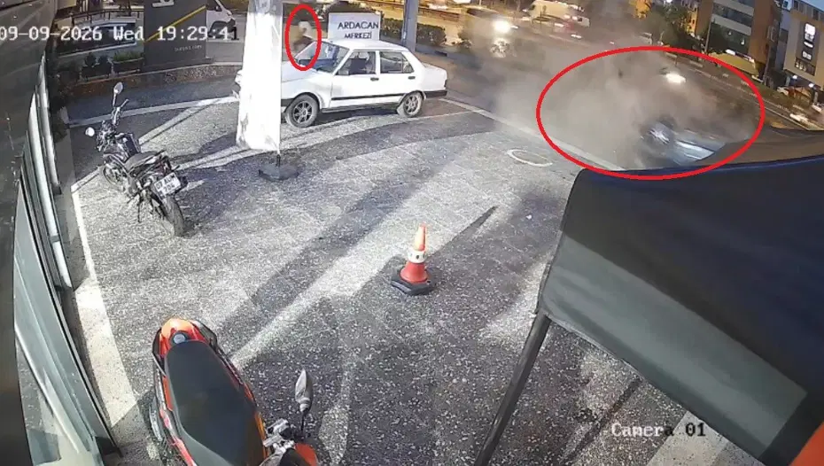Antalya'da Feci Kaza: Otomobilin Motoru Fırladı, Yaya 5 Saniyeyle Ölümden Döndü