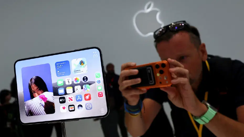 Apple'ın İlk Katlanabilir Telefonu iPhone Duo, Solak Kullanıcıların Tepkisini Çekti